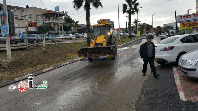 كفرقاسم : بعد توجه قسماوي نت للسيد نادر ابو عقل طواقم العمل تباشر بتنظيف الشارع مما افسده سائق شاحنة الزفته